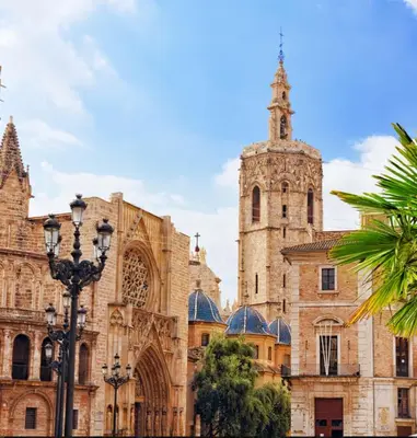 a cathedral with a tower and a church at Fantástico Loft en centro ciudad planta baja in Valencia