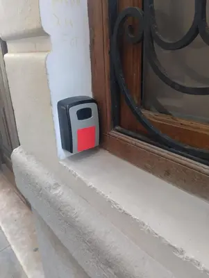 a soap dispenser sitting on the side of a window at Fantástico Loft en centro ciudad planta baja in Valencia