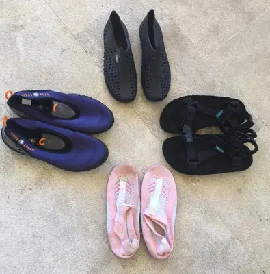 a pair of shoes and a pair of flip flops and a bag at Ideal house at the Beach in Sagunto(Valencia) in Sagunto