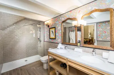 a bathroom with a sink and a toilet and a mirror at Maison San Alfredo B&B in El Puig