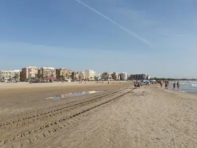 a group of people on a beach flying a kite at UIM Mediterraneo PB Aragon A Wifi in Puerto de Sagunto