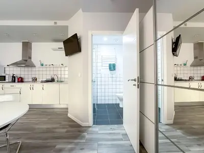 a kitchen with a glass door leading to a bathroom at Budget Inn in Valencia