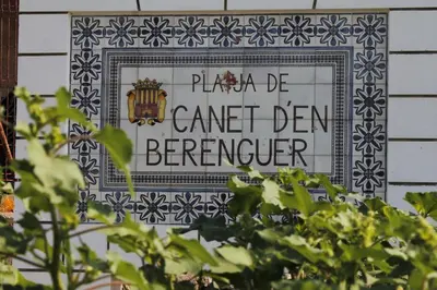 a sign for the garden denbenzer on a wall at Global Vacacional, Estudio para parejas con piscina en Canet playa in Canet de Berenguer