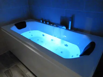 a bath tub with a blue light in a bathroom at Intimo y Acogedor 