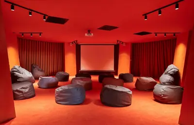 a room with chairs and a screen in the middle at Resa Patacona in Valencia
