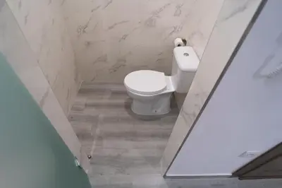 a bathroom with a white toilet in a room at Sensaciones in Anna