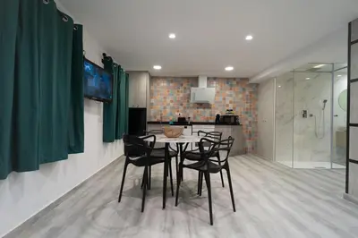 a kitchen and dining room with a table and chairs at Sensaciones in Anna
