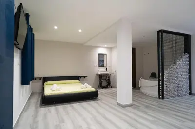 a bedroom with a bed and a tub in a room at ROMANTICA in Anna