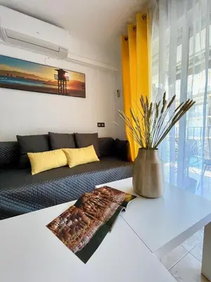 a living room with a couch and a table at Apartamento Mar y Montaña in Cullera