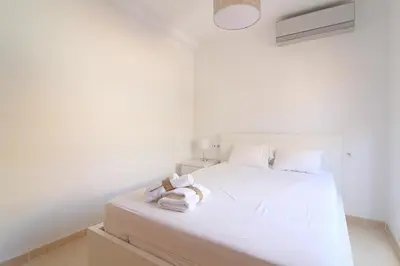 a bedroom with a white bed with towels on it at Global Vacacional, Impresionante ático para 8 personas en Canet d'en Berenguer in Canet de Berenguer