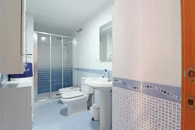 a bathroom with a sink and a toilet and a shower at Global Vacacional, Impresionante ático para 8 personas en Canet d'en Berenguer in Canet de Berenguer