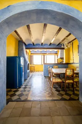 an archway in a kitchen with a table and chairs at Casa Museo RAKKANA - En el Centro de Requena in Requena