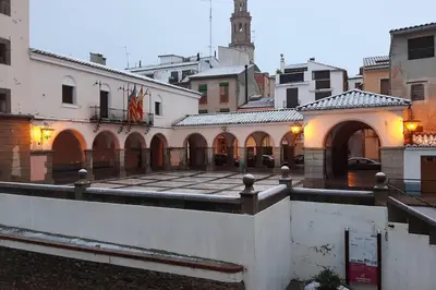 a building with a courtyard in a city at JERICA ALOHA in Jérica