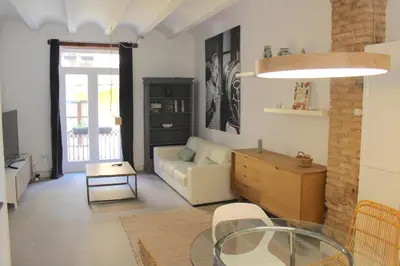 a living room with a couch and a glass table at Piso en el Carmen cerca del Mercado Central in Valencia