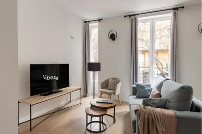 a living room with a couch and a tv at Líbere Valencia Abastos in Valencia