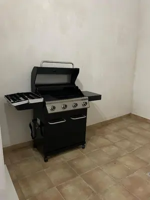 a kitchen with a grill and a stove in a room at UIM Mediterraneo CASA Plomo Wifi in Puerto de Sagunto