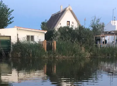 a house next to a body of water at APPARTEMENT VUE MER 40 METRES DE LA PLAGE in Cullera