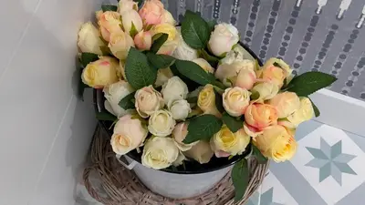 a bouquet of flowers in a basket on a chair at Blaucel Cafè i Habitacions in Cullera