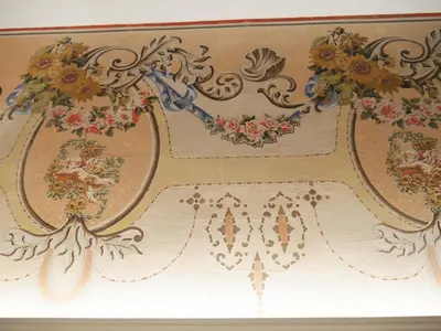 a wall with a painting of flowers on it at Blaucel Cafè i Habitacions in Cullera