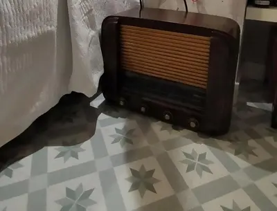 an old radio sitting on the floor of a room at Blaucel Cafè i Habitacions in Cullera