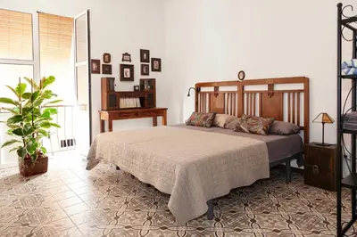 a bedroom with a bed and a potted plant at Apartamento a 400m de la playa, Puerto de Sagunto in Puerto de Sagunto