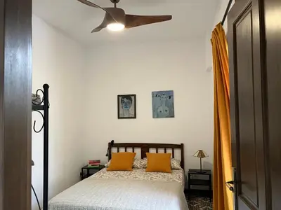a bedroom with a bed and a ceiling fan at Apartamento a 400m de la playa, Puerto de Sagunto in Puerto de Sagunto