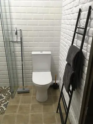 a bathroom with a toilet and a glass shower at Apartamento a 400m de la playa, Puerto de Sagunto in Puerto de Sagunto