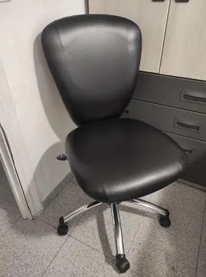 a black office chair sitting next to a wall at Comoda y moderna HABITACION DOBLE in Valencia