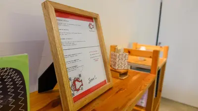 a sign sitting on top of a wooden table at Acogedor piso en el corazon del Casco Historico in Valencia