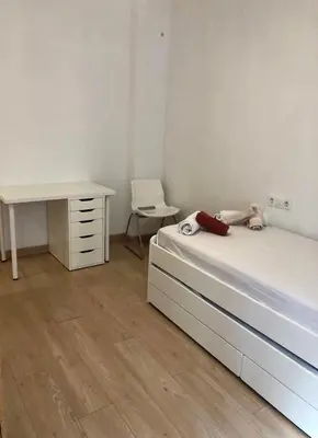 a bedroom with a bed and a desk and a chair at Acogedor apartamento en Ruzafa-centro in Valencia