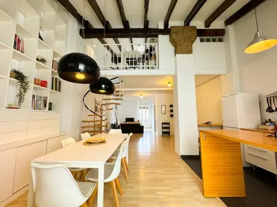 a kitchen and dining room with a white table and chairs at Duplex al lado de los Jardines del Turia in Valencia