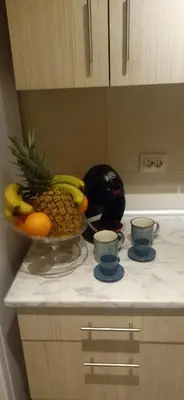 a bowl of fruit on a counter with two cups at City apartment in Valencia