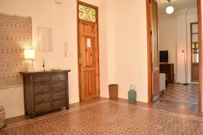 a room with a dresser and a wooden door at Gran apartamento cerca de Ruzafa in Valencia