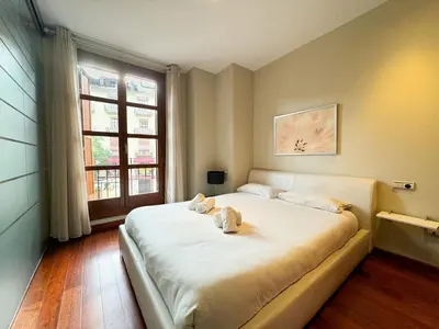 a bedroom with a bed with two cats laying on it at Precioso Apartamento en la Plaza del Tossal in Valencia