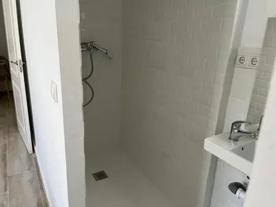 a white bathroom with a shower and a sink at Alzira bonita Apartamento D junto a Plaza Mayor, Santa Catalina in Alzira