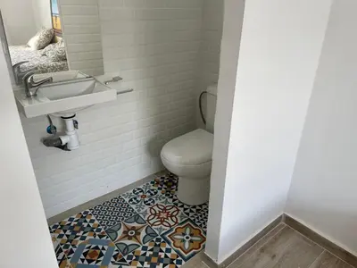 a bathroom with a toilet and a sink at Alzira bonita Apartamento D junto a Plaza Mayor, Santa Catalina in Alzira