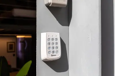 a remote control on the side of a wall at Encantador Loft a un Paso del Río Turia in Valencia