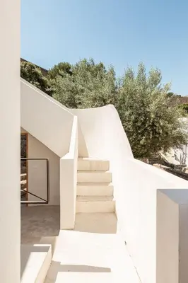a white staircase leading up to a house at La casa alta in Sagunto