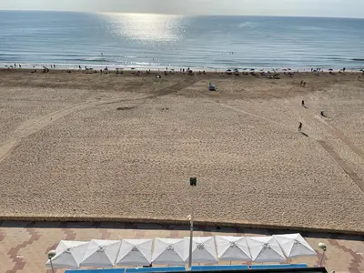 an overhead view of a beach with people and the ocean at Primera línea en Cullera con piscina. Inmejorables vistas in Cullera