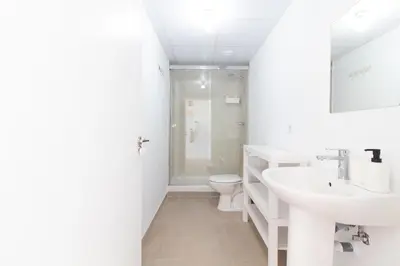 a white bathroom with a sink and a toilet at Global Vacacional, Apartamento con vistas al mar, Canet d'en Berenguer in Canet de Berenguer