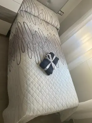 a mattress with a bow on it in a bedroom at Precioso apartamento de lujo en cullera in Cullera
