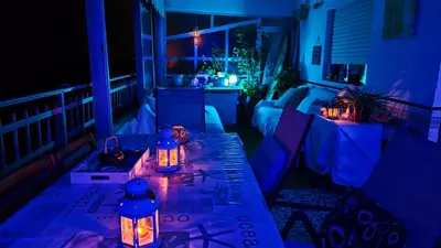 a vase sitting on a table in the shadows at SUNSET ROOM AT FRONT BEACH - HABITACION EN LA PLAYA en Piso compartido in Tavernes de Valldigna