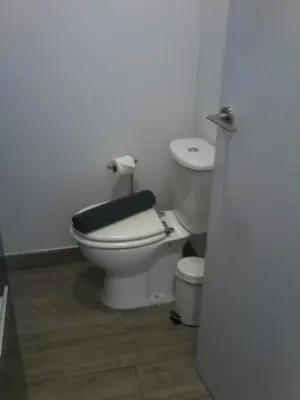 a bathroom with a toilet with a black lid at Pequeño Alojamiento con Mini Piscina - NO climatizada in Valencia