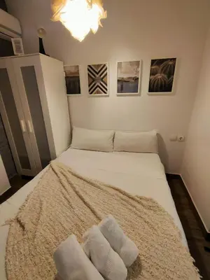 a small bedroom with a bed with towels on it at Pequeño Alojamiento con Mini Piscina - NO climatizada in Valencia