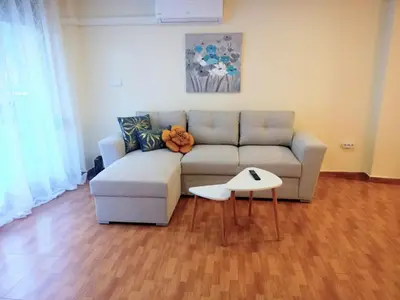 a living room with a couch and a table at Precioso y gran apartamento en Cullera in Cullera