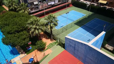 an overhead view of two tennis courts with palm trees at Espectacular apartment vistas al mar y tranquilidad 10 min desde Valencia in Puebla de Farnals