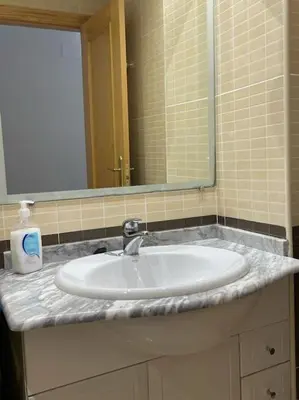 a white sink in a bathroom with a mirror at Precioso apartamento con piscina en Moncofar in Moncófar