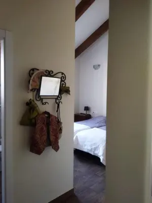 a bedroom with a bed and a mirror on the wall at Casa Bienvenida - Carcaixent in Carcagente