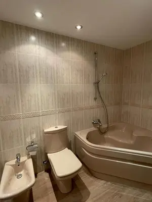 a bathroom with a toilet and a tub and a sink at Jardines del Turia in Valencia