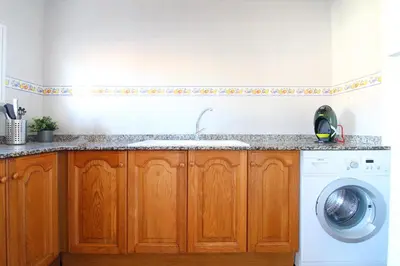 a kitchen with a sink and a washing machine at Global Vacacional, Apartamento céntrico en Canet d'en Berenguer in Canet de Berenguer